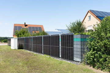 Moderner Solarzaun als Sichtschutz im Garten