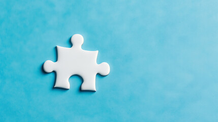 Obraz premium A jigsaw puzzle piece on blue background, symbolizing an organized approach to marketing