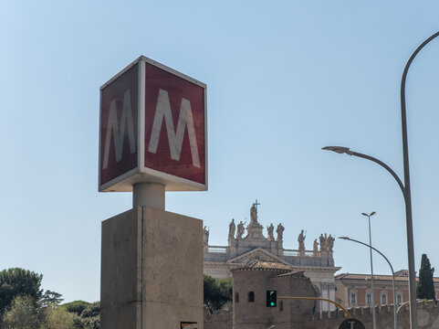Fermata metro Roma, sullo sfondo la basilica di San Giovanni in Laterano