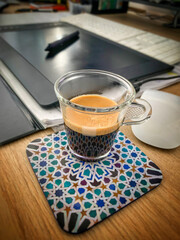 filiżanka świeżego espresso w biurze © Kamil_k2p