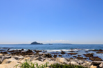 Obraz premium 伊良湖岬遊歩道から見た神島 愛知県田原市