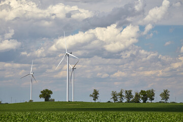 Elektrownia wiatrowa - wiatraki na tle nieba z chmurami © arteffect.pl