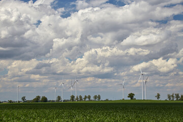 Elektrownia wiatrowa - wiatraki na tle nieba z chmurami © arteffect.pl