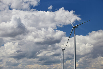 Elektrownia wiatrowa - wiatraki na tle nieba z chmurami © arteffect.pl