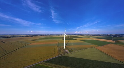 Elektrownia wiatrowa - wiatraki na tle błękitnego nieba z chmurami © arteffect.pl