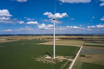 Elektrownia wiatrowa - wiatraki na tle błękitnego nieba z chmurami © arteffect.pl