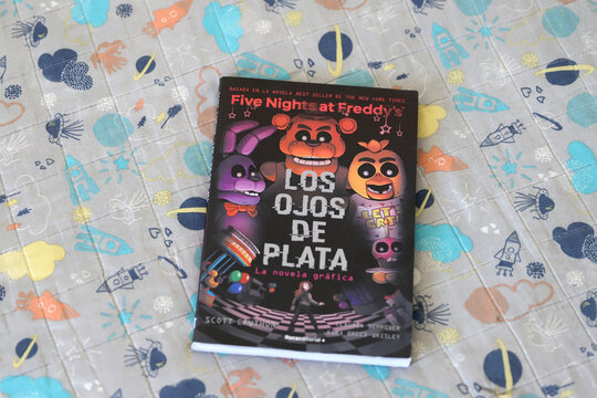 
Five Nights at Freddy's graphic novel. Silver Eyes Book. Literature for children and adolescents in Spanish.