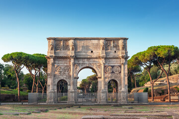 Arch of Constantin and The Colosseum © adisa
