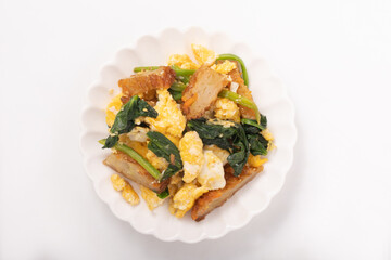 揚げかまぼことほうれん草と卵の炒め物