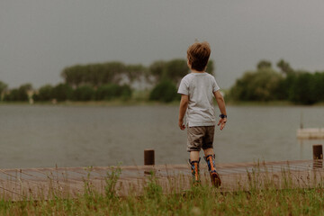 chłopiec patrzy w dal © katarzyna