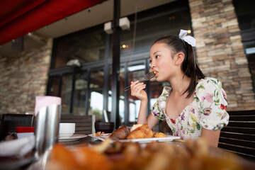 レストランで食事をする女の子