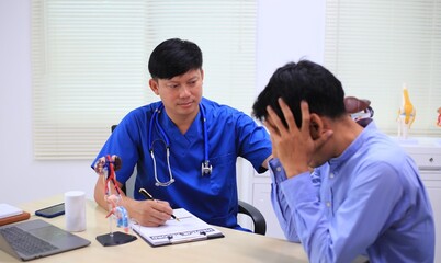 Obraz premium A male gynecologist examines prosthetic organs in a medical room, ensuring their quality and accuracy for training and patient care purposes.