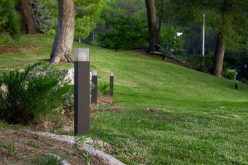 Lampy w ogrodzie © Exact Image 