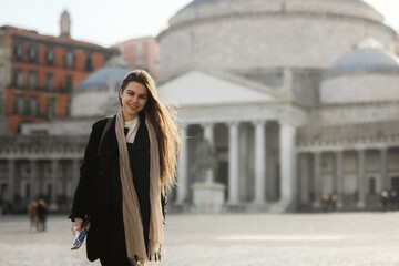 Obraz premium Fashionable woman on historic city square