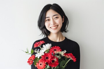 花束を持っている笑顔の日本人女性（母の日・結婚記念日・記念日・誕生日・デート）