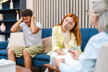 Obraz premium Family having psychotherapy session with psychologist at home