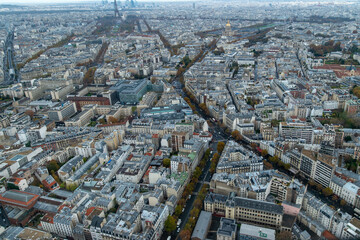 Detaillierte Luftaufnahme von Paris mit Eiffelturm und Detaillierte Luftaufnahme von Paris mit Eiffelturm und Invalidendom