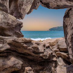 Fototapeta premium A serene beach landscape with gentle waves under a clear sky