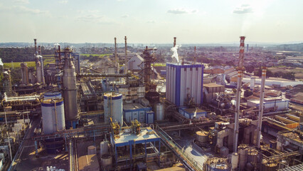 Obraz premium Visão aérea da indústria de papel e celulose em um dia de sol em suzano, brasil