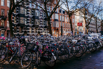 Estacionamiento de bicicletas repleto de rodados en Ámsterdam, reflejando la vida urbana dinámica