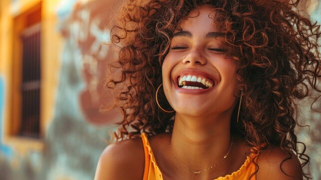 Femme Heureuse. Jeune Femme Brune aux Cheveux Longs BouclÃ©s avec un Sourire Radieux