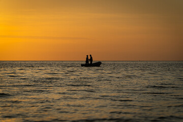 Un pêcheur et son fils.