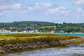 Maisons au bord de la mer dans le village de Quettehou, de l’autre côté de l’anse du Cul-de-Loup depuis Saint-Vaast-la-Hougue