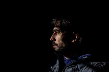 rostro de hombre en fondo negro