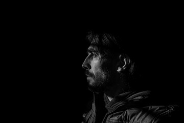 rostro de hombre en fondo negro 