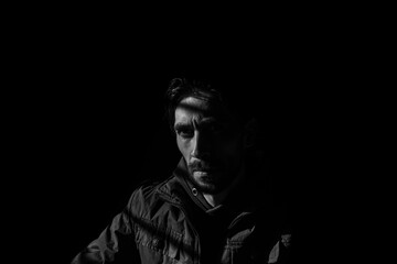 rostro de hombre en fondo negro 