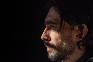 rostro de hombre en fondo negro