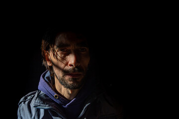 rostro de hombre en fondo negro
