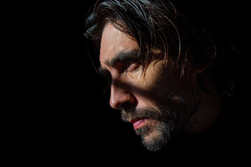 rostro de hombre en fondo negro