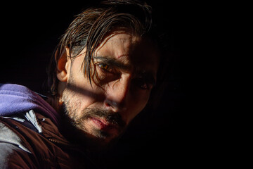 rostro de hombre en fondo negro