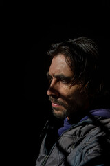 rostro de hombre en fondo negro