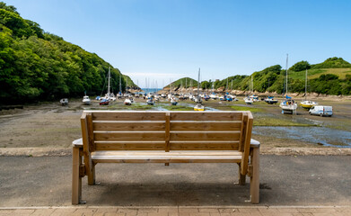 Obraz premium Close up of wooden bench overlooking Watermouth harbour