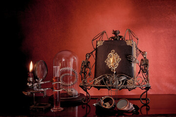 Astrologia, libro dei segni zodiacali con animali  sopra un tavolo di legno