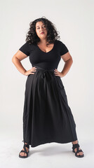 Fototapeta premium Femme ronde en pied sur fond blanc, modèle 40 ans plus size body positif en blouse et jupe noire, personnage pour publicité, incrustation ou service professionnelle, travailleur de bureau