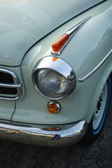 Elegantes Design einer klassischen deutschen Limousine in Pastellfarben mit zwei Türen der...