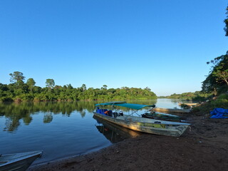 Barcos na margem do Rio na Amazônia