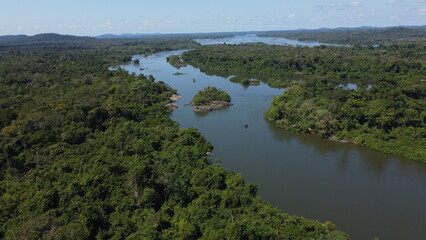 Vista Aérea Floresta Amazônica com rios no norte do Brasil