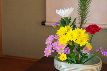 日本の床の間に活けた正月花