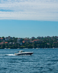 Obraz premium Speedboat Cruising Along the Coastline