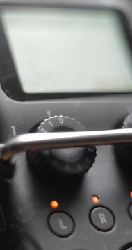 Recorder device, adjusting gain level, vertical view
