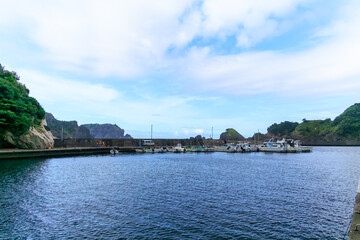 Fototapeta premium ヒリゾ浜渡船の漁船に乗って、海に出るスキンダイバー、シュノーケラーたち。日本国静岡県伊豆半島賀茂郡南伊豆町中木から渡し船で渡るヒリゾ浜 2024年8月 