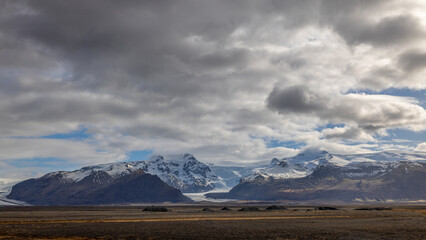 Landschaft mit Bergen im Hintergrund auf Island