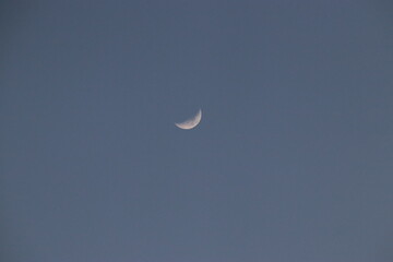 맑은 하늘에 떠있는 밝은 상현달