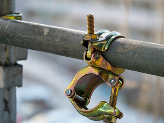 足場の単管パイプに取りつけられた連結クランプ