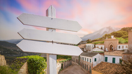 Letreros blancos de madera a la entrada de una ciudad campesina antigua © anacronica