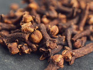 Obraz premium A close-up of aromatic cloves, highlighting the texture and rich color